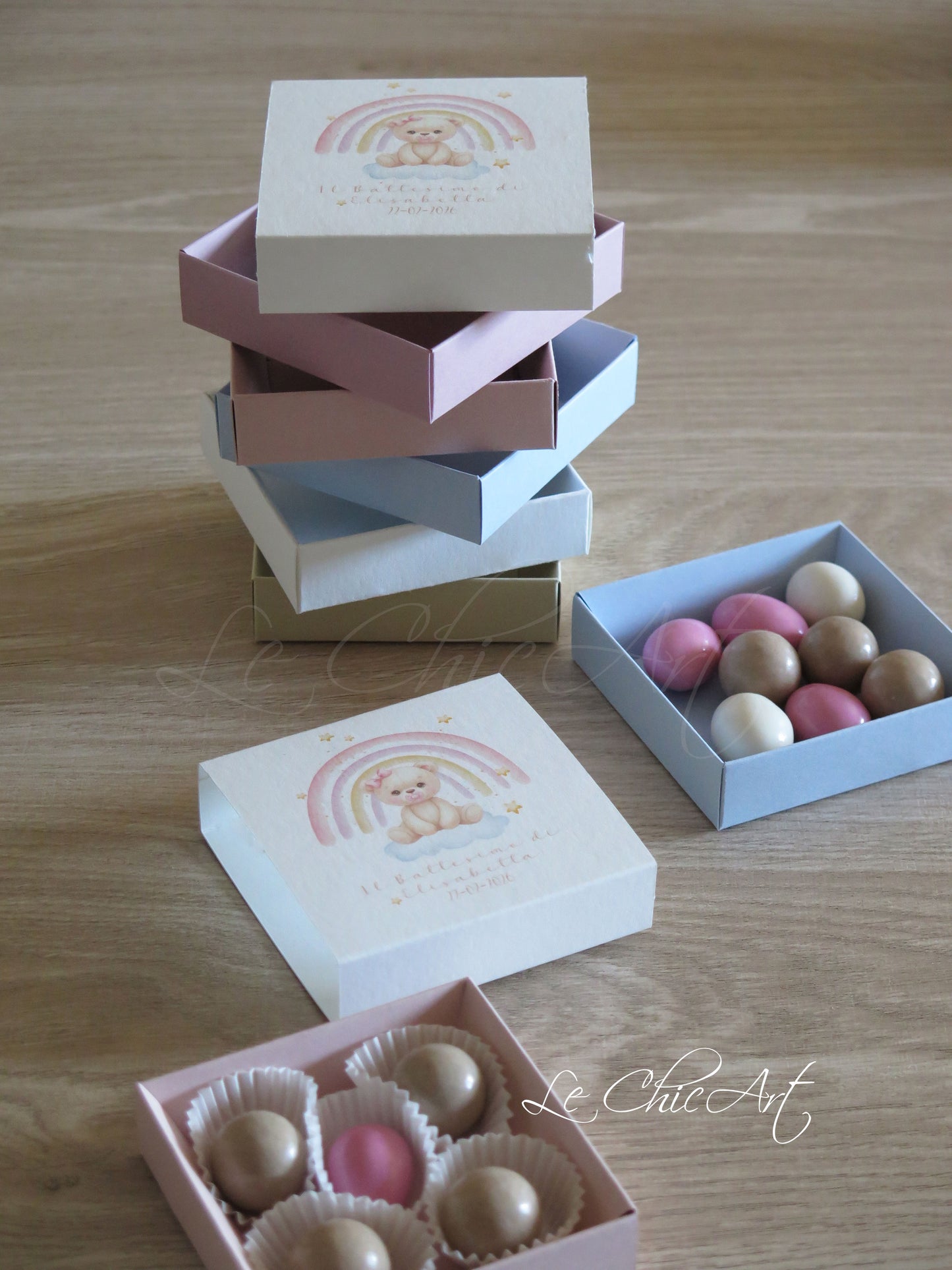 Scatoline degustazione aperte che mostrano la struttura a cassetto scorrevole con vassoio interno coordinato, illustrazione orsetta arcobaleno con nuvole e stelline, ideali per baby shower e nascite