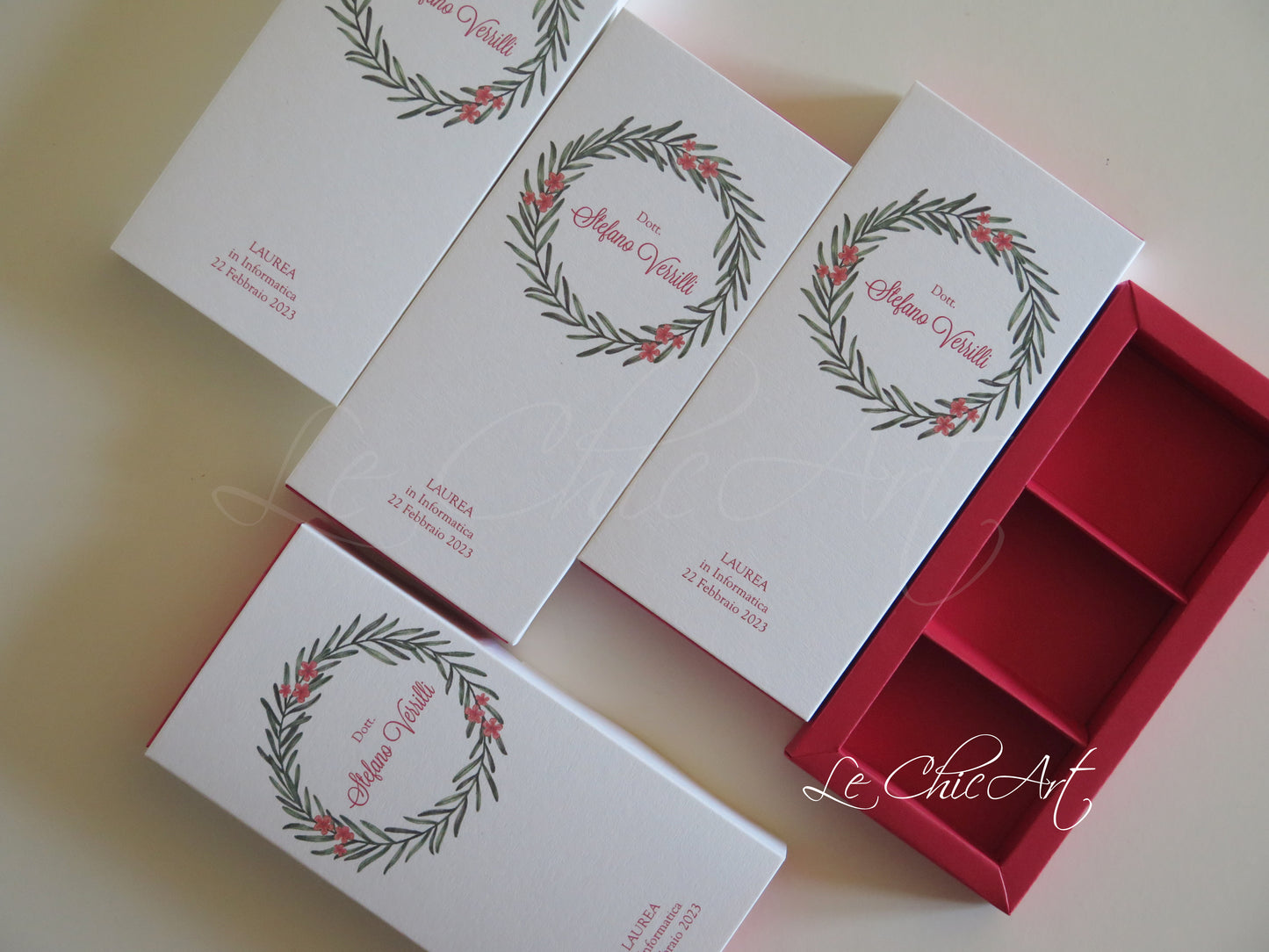 Scatola confetti laurea con corona di alloro e decorazioni floreali, design minimal chic