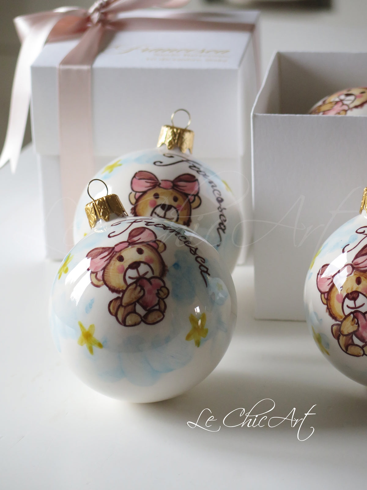 Palla natale battesimo ceramica rosa cipria con orsetto dipinto a mano - Bomboniera bimba personalizzata completa