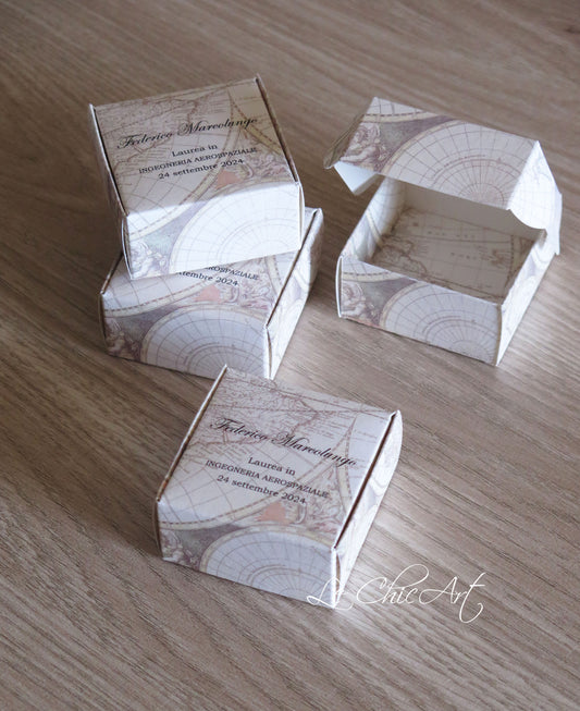 Bomboniere Laurea Ingegneria Aerospaziale - Set Scatoline Premium Mappa Nautica 6x6x3cm Personalizzabili - Design Elegante per Laurea Nautica e Aeronautica Made in Italy
