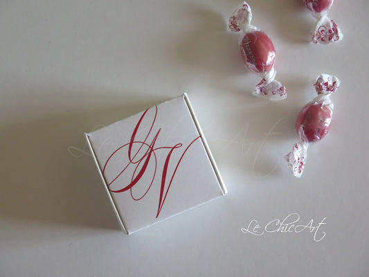 Bomboniere Laurea Luxury - Set Scatoline Premium Iniziali Minimal 6x6x3cm Personalizzabili - Design Elegante Rosso Made in Italy per Festa di Laurea Indimenticabile