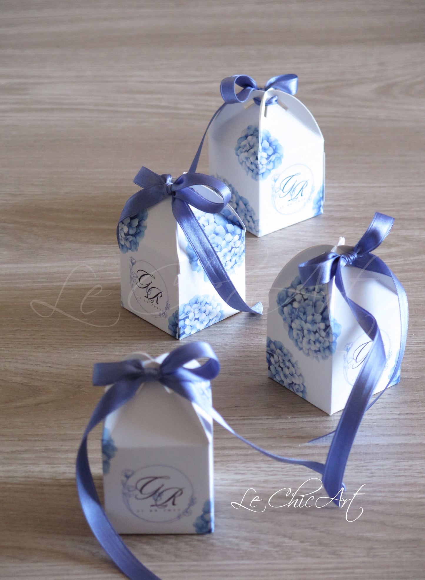 Composizione scatole lanterna matrimonio con ortensie azzurro avio polvere, bomboniere floreali raffinate stile romantico con logo Le ChicArt