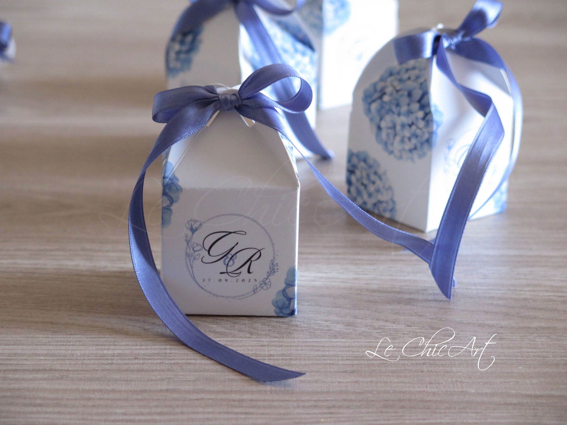 Scatola porta confetti lanterna matrimonio con ortensie azzurro polvere, bomboniera elegante romantica con nastro e logo Le ChicArt