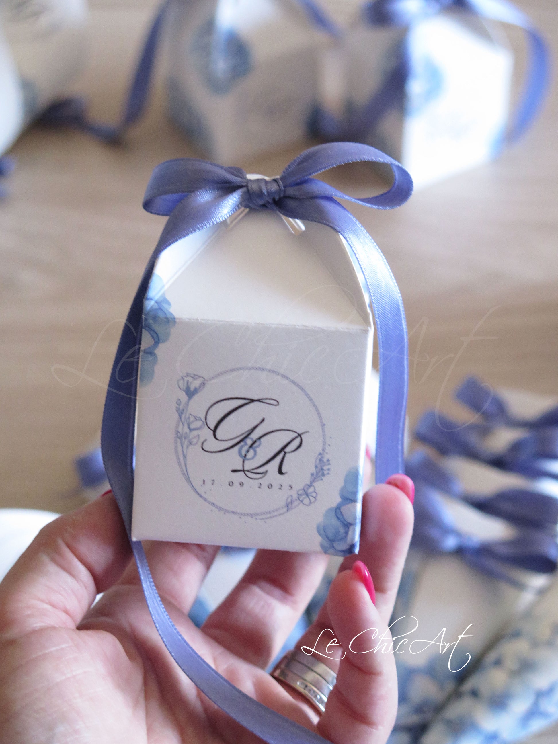 Dettaglio scatola lanterna matrimonio con ortensie azzurro avio polvere, design floreale raffinato per bomboniere con logo Le ChicArt