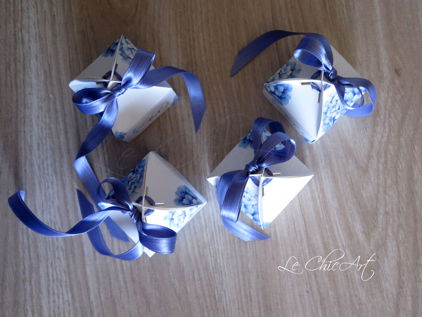 Scatola porta confetti modello lanterna con ortensie azzurro polvere per matrimonio, bomboniera romantica elegante con logo Le ChicArt