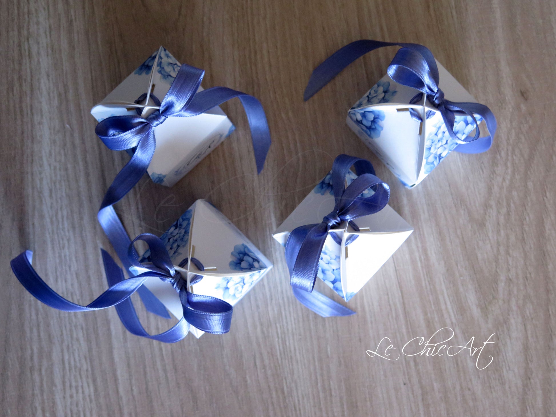 Scatola porta confetti modello lanterna con ortensie azzurro polvere per matrimonio, bomboniera romantica elegante con logo Le ChicArt