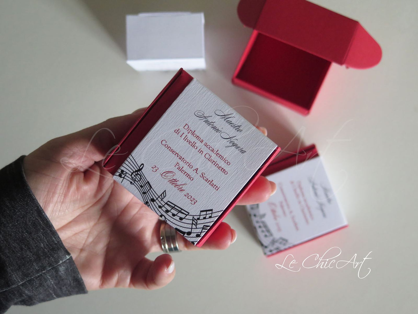 Bomboniere Laurea Eleganti - Set 20 Scatoline Quadrate Musica Maestro 6x6x3cm con Fascia a Sfilo Personalizzabile - Portaconfetti Artigianali Made in Italy per Conservatorio e Laurea in Musica