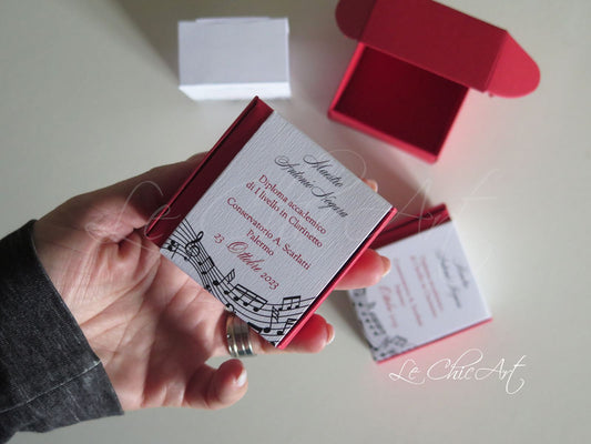 Bomboniere Laurea Eleganti - Set 20 Scatoline Quadrate Musica Maestro 6x6x3cm con Fascia a Sfilo Personalizzabile - Portaconfetti Artigianali Made in Italy per Conservatorio e Laurea in Musica