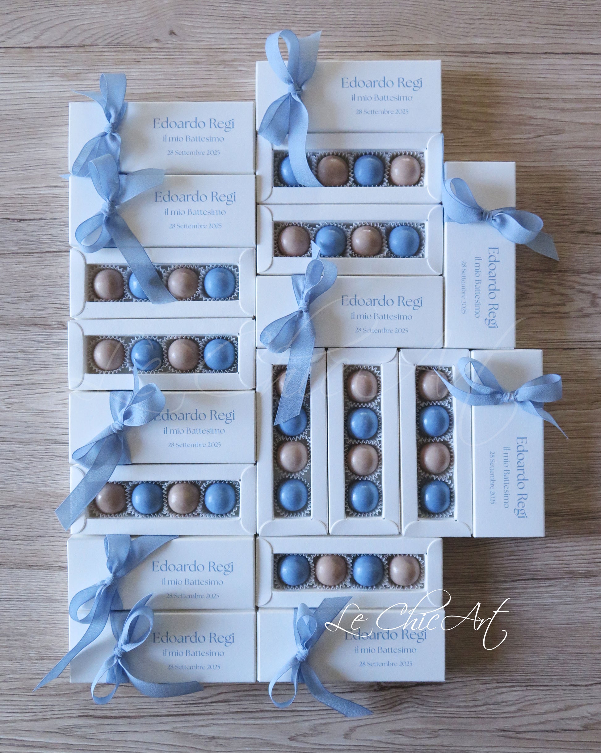 Dettaglio fiocco chiffon seta azzurro polvere su scatola porta confetti battesimo, qualità artigianale italiana per celebrazioni esclusive

