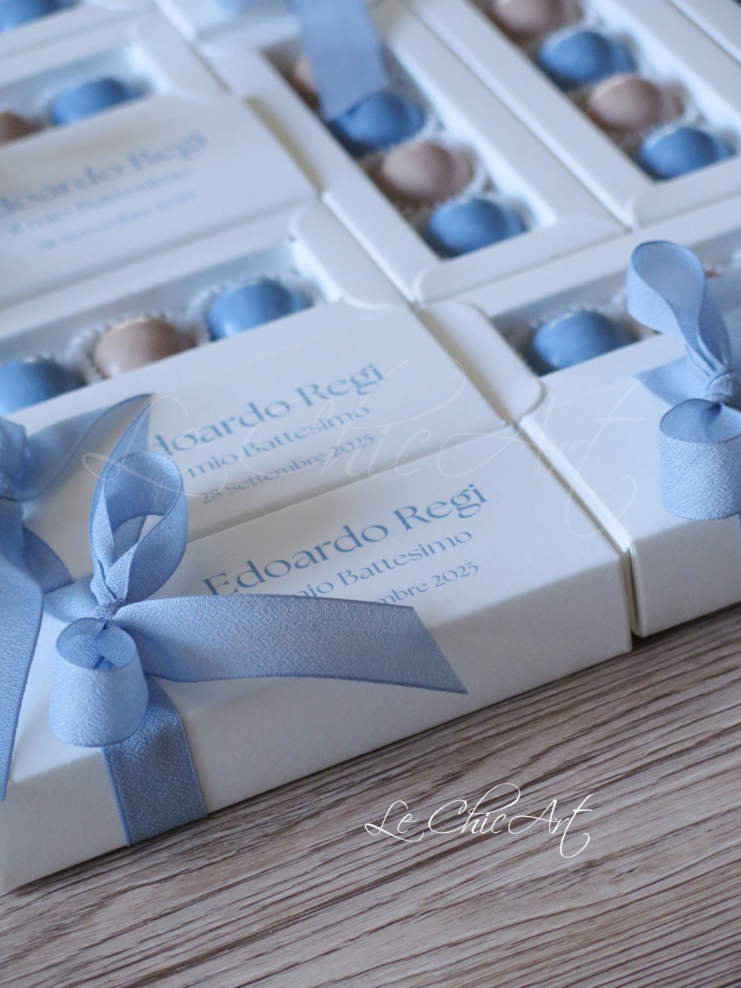 Scatola porta confetti battesimo fiocco chiffon seta azzurro polvere, apertura a sfilo delicata per cerimonie raffinate e bomboniere premium

