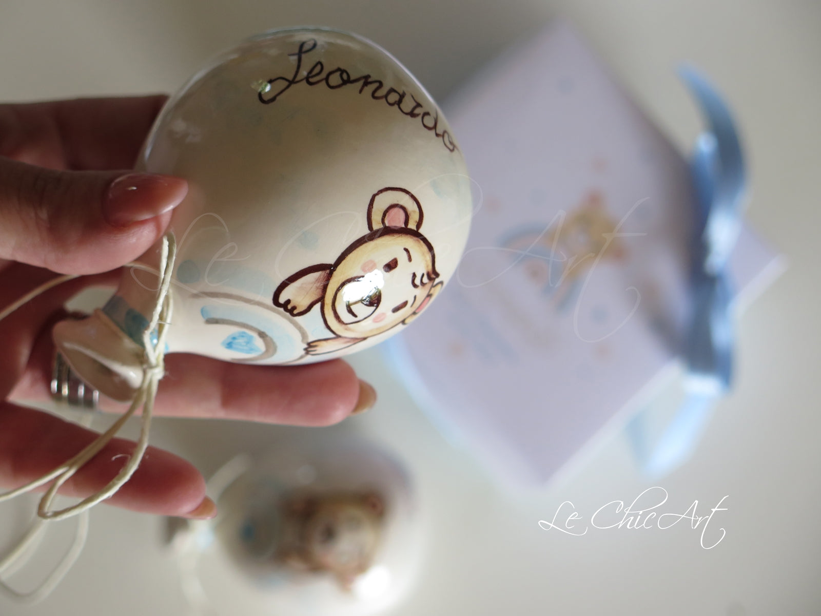 Palloncino ceramica bomboniera battesimo con orsetto su arcobaleno colorato e nome personalizzato - Vista frontale dipinto a mano artigianale