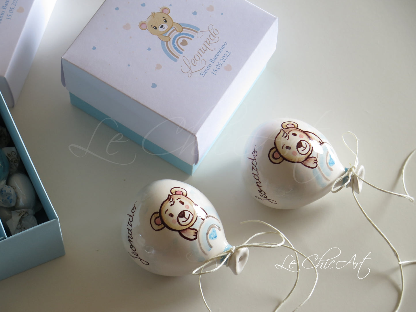 Bomboniera battesimo palloncino ceramica dipinto a mano con orsetto seduto su arcobaleno pastello e nome personalizzato - Set 10 pezzi artigianali Made in Italy 7x8cm