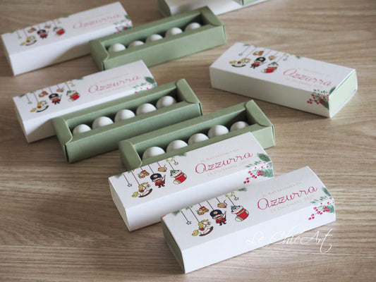 Bomboniere Battesimo Natale Luxury - Set Scatole Mini Sfilo 12x4x2cm con Giochini Natalizi Appesi Verde Salvia - Design Magico Made in Italy