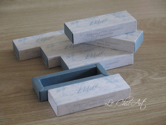 Set 20 scatoline portaconfetti Toile de Jouy azzurro polvere 12x4x2cm già montate, personalizzate con nome e data, bomboniera battesimo Made in Italy Le ChicArt Lab