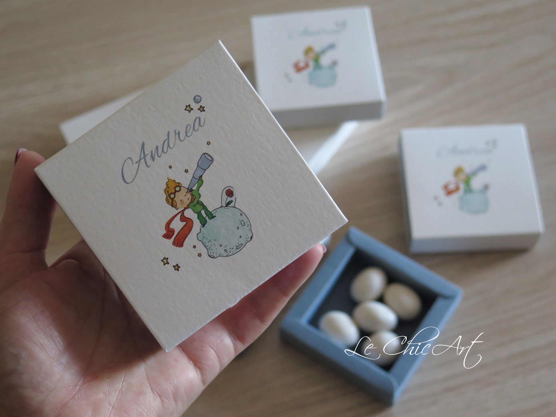 Scatolina portaconfetti battesimo tema Il Piccolo Principe aperta, 8x8x2cm, 7-8 confetti, personalizzata con nome e data
