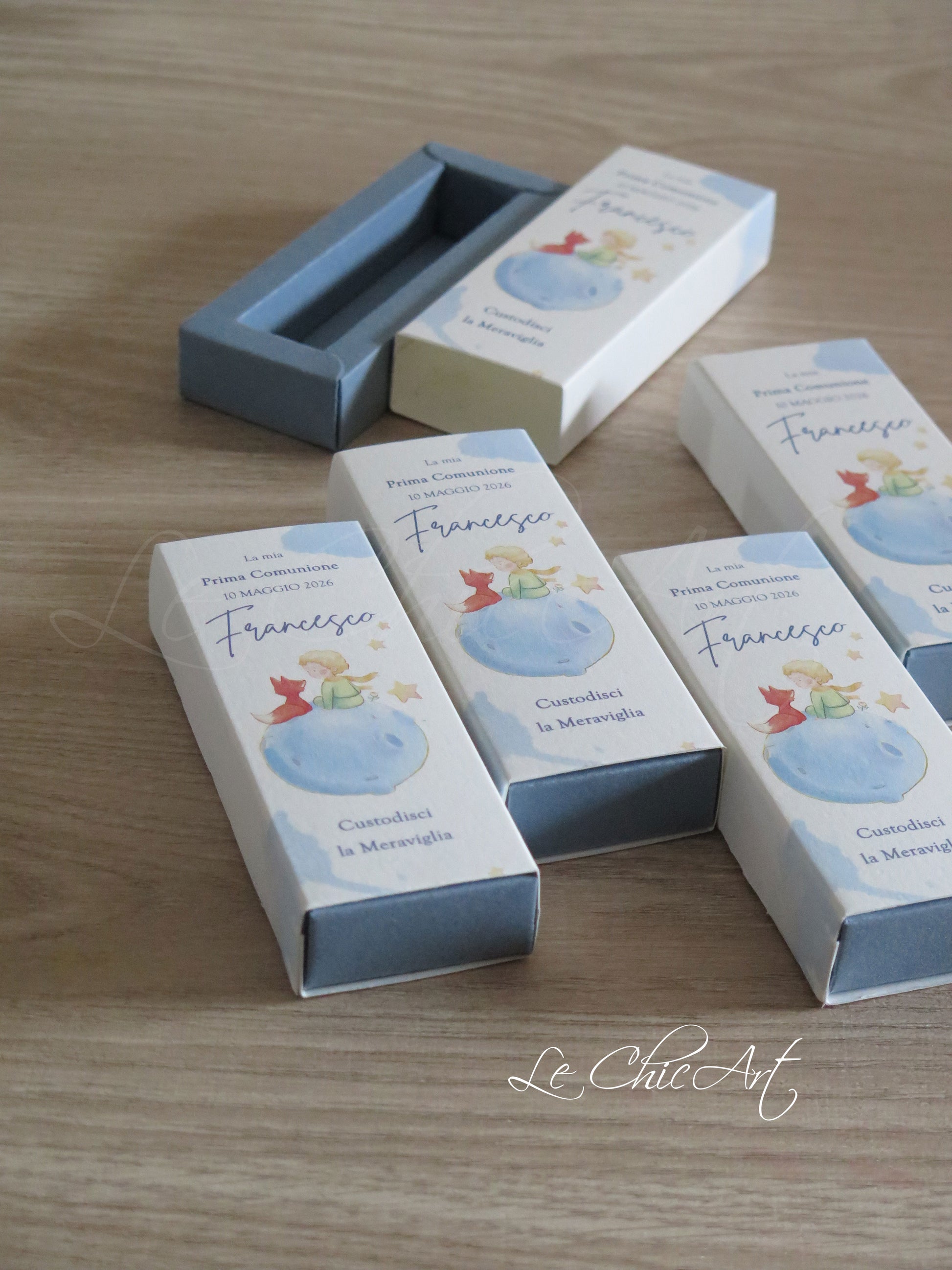Dettaglio scatolina portaconfetti Prima Comunione Il Piccolo Principe cartoncino 300gr personalizzata - Made in Italy Le ChicArt Lab