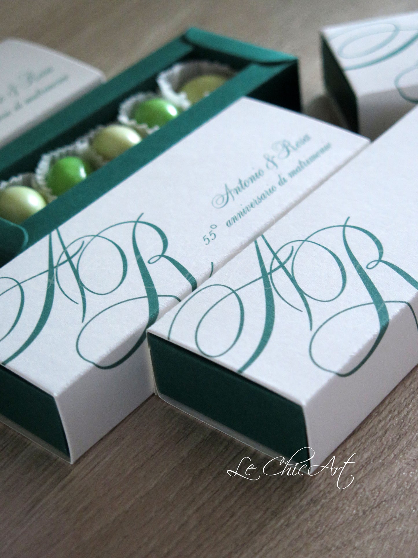 Scatole Porta Confetti 55° Anniversario Matrimonio - Design Nozze di Smeraldo Verde Inglese Fascia a Sfilo con Iniziali Sposi - Bomboniere Premium Artigianali