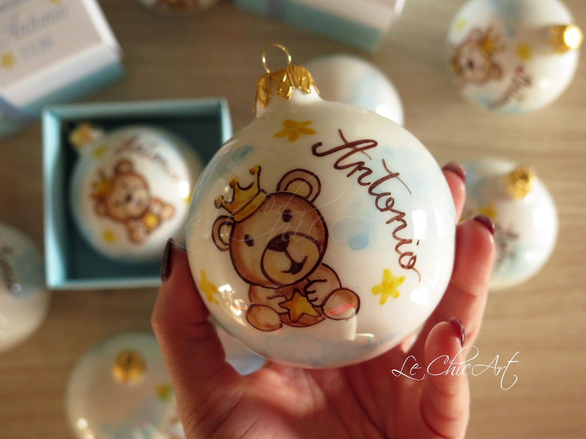 Bomboniera ceramica battesimo orsetto azzurro dipinto a mano - Palla personalizzata bimbo con nome Ø8,5cm