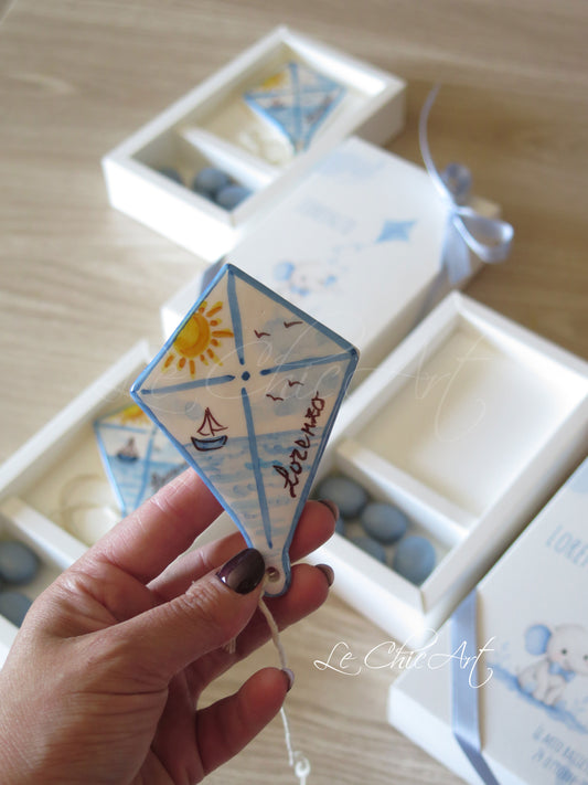 Set 10 Bomboniere Aquilone in Ceramica con Calamita e Nome Dipinto a Mano – Mare e Sole, Scatola Elefantino