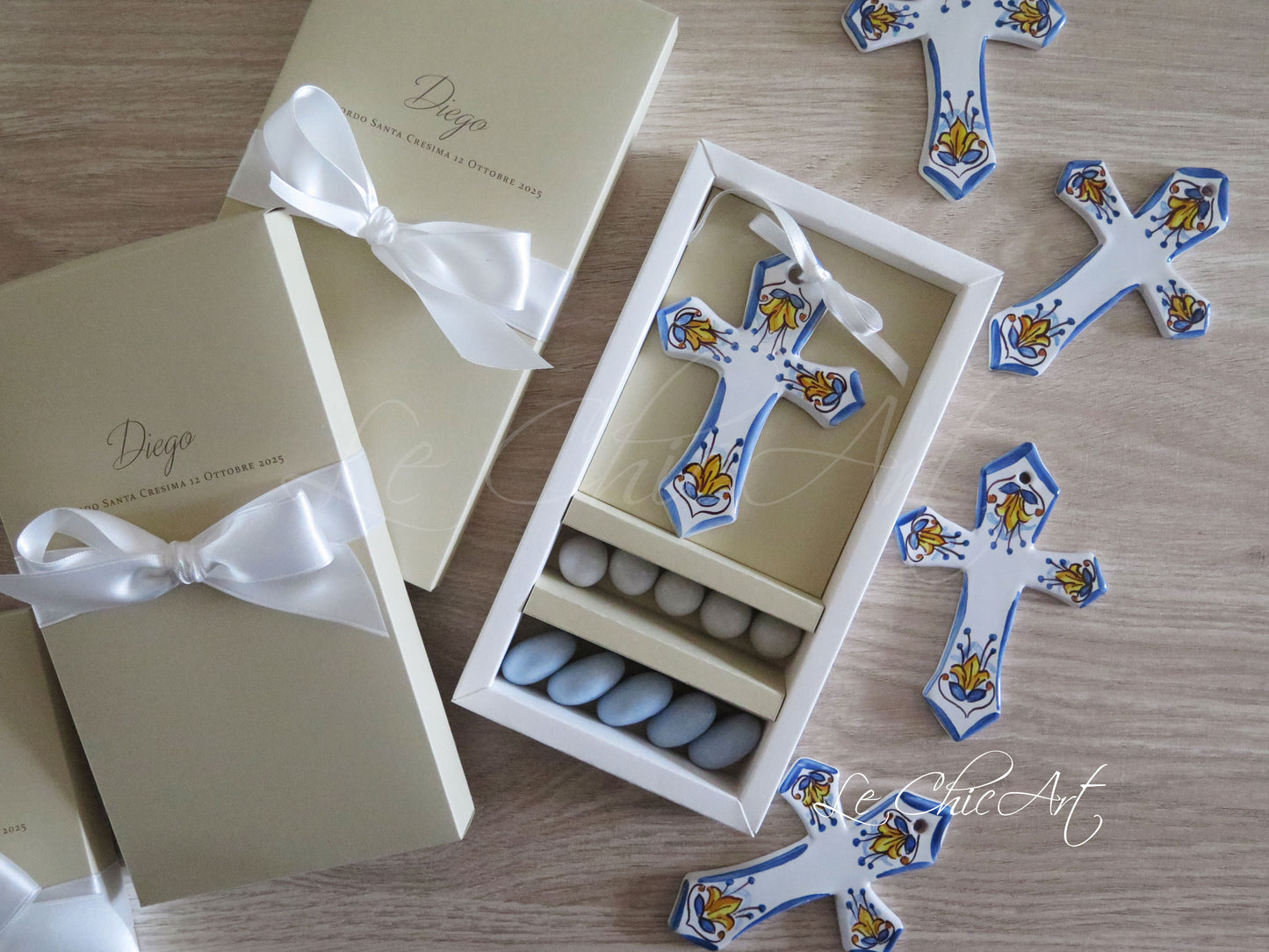 Set 10 bomboniere croce ceramica avio dipinta a mano, Comunione, Cresima