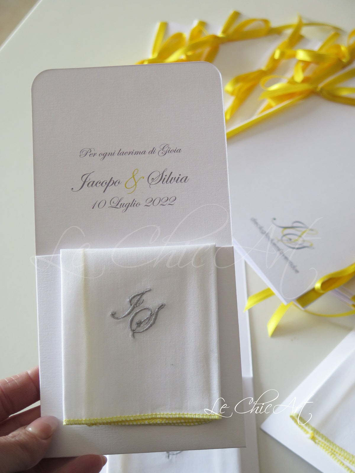 Set di 10 fazzoletti sartoriali grigi con iniziali ricamate a mano e custodia personalizzata. lacrime di gioia