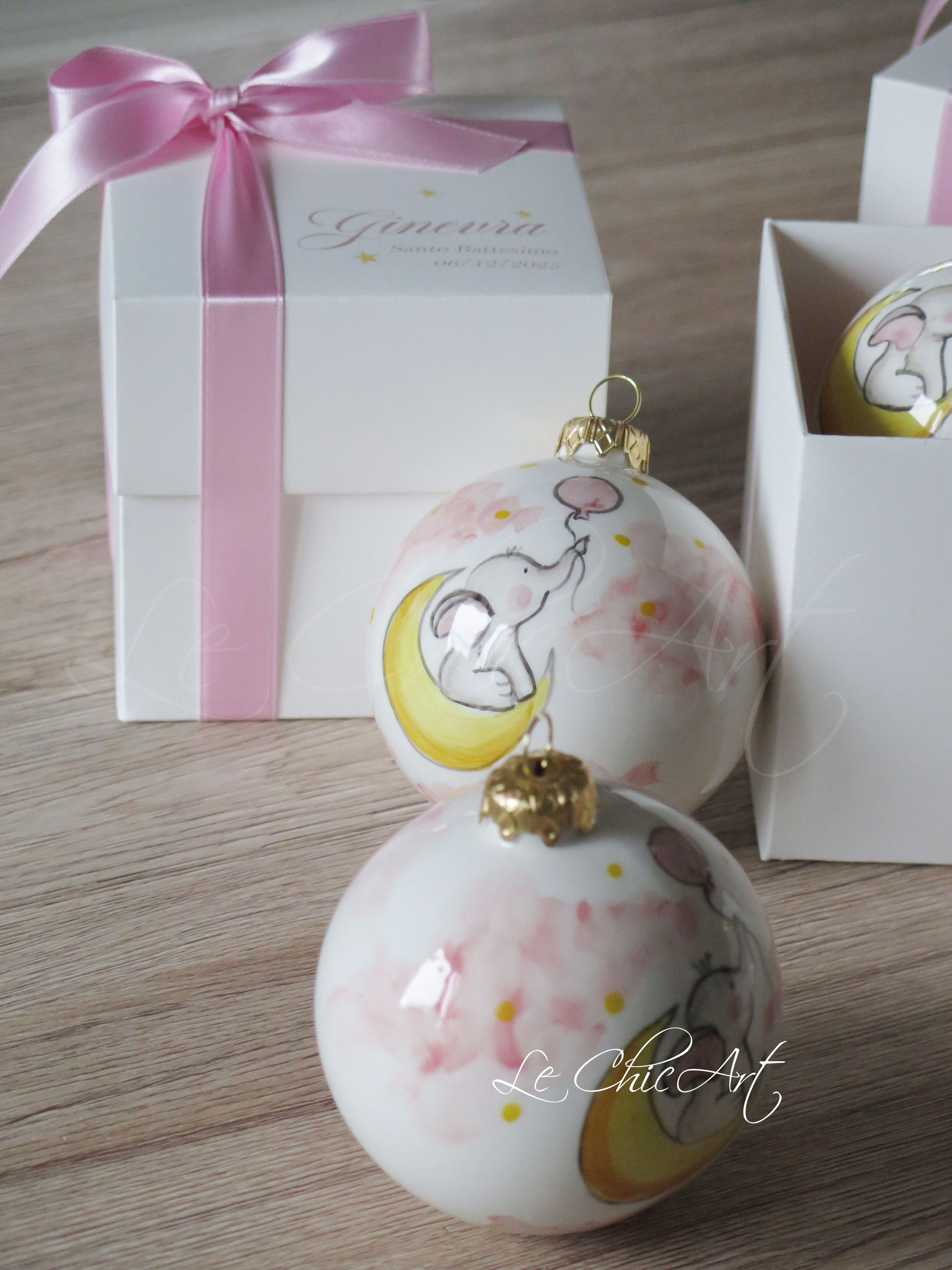 Bomboniera battesimo palla ceramica dipinta a mano 8cm con elefantino rosa e palloncino - Personalizzabile con nome bambino - Made in Italy
