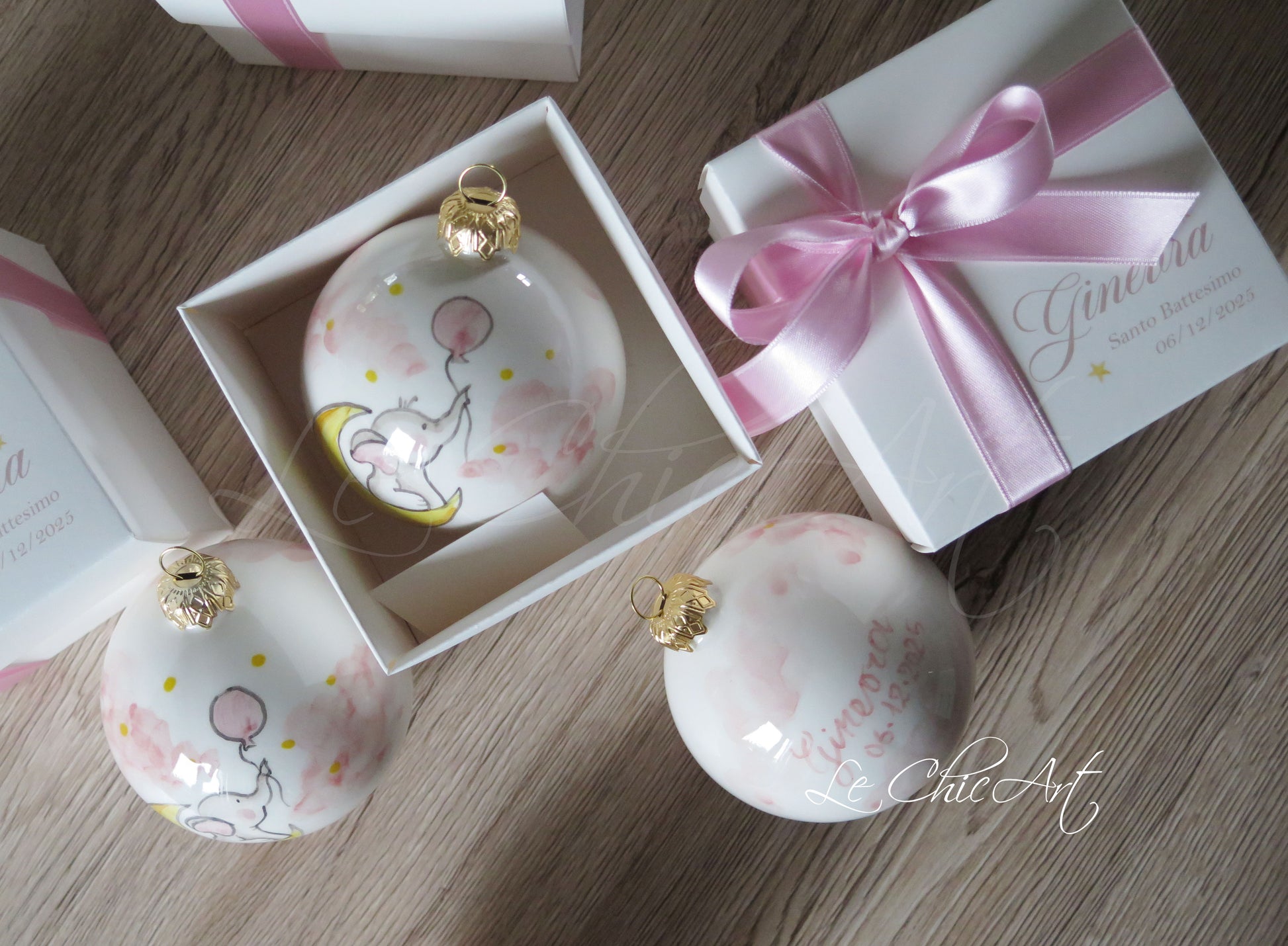 Dettaglio palla natalizia ceramica artigianale per battesimo - Elefantino portafortuna rosa con palloncino - Confezione regalo inclusa
