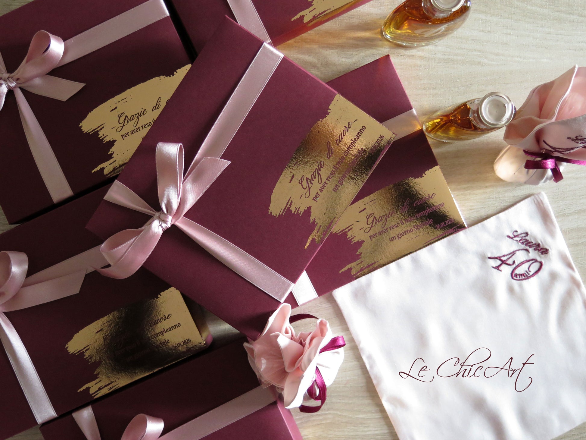 Bomboniere 40 anni luxury: scatola borgogna oro rosa antico, mini Grappa OF Bonollo e sacchetto raso ricamato – 