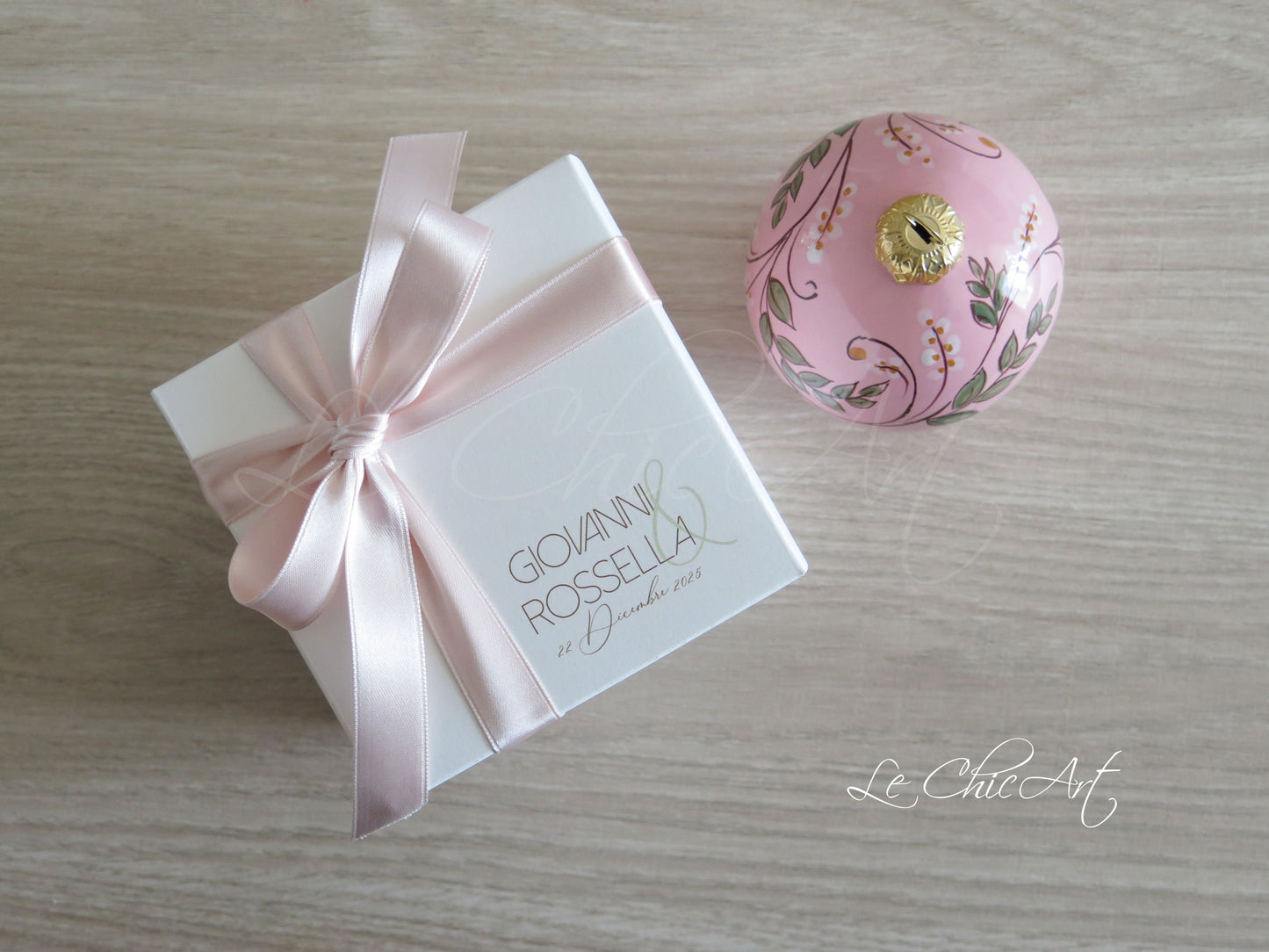 Palla natalizia ceramica rosa floreale bomboniera matrimonio elegante confezionata scatola personalizzata nastro raso made in Italy