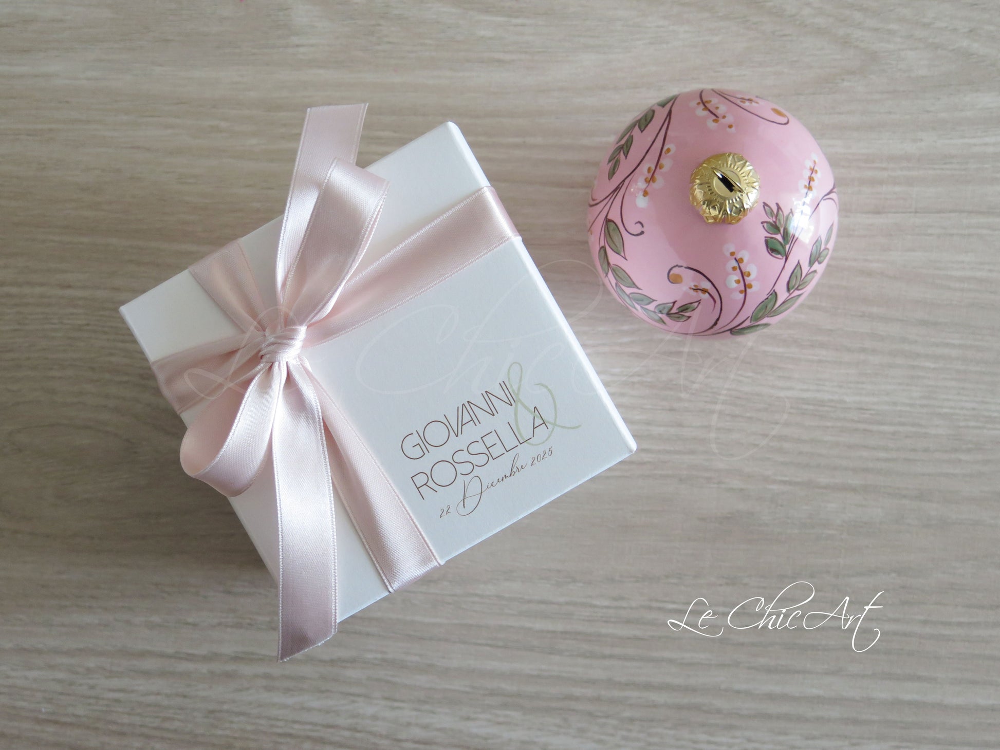 Palla natalizia ceramica rosa floreale bomboniera matrimonio elegante confezionata scatola personalizzata nastro raso made in Italy