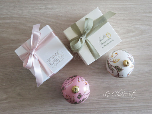 Dettaglio decorazione floreale dipinta a mano palla ceramica rosa cipria bomboniera matrimonio artigianale italiana premium