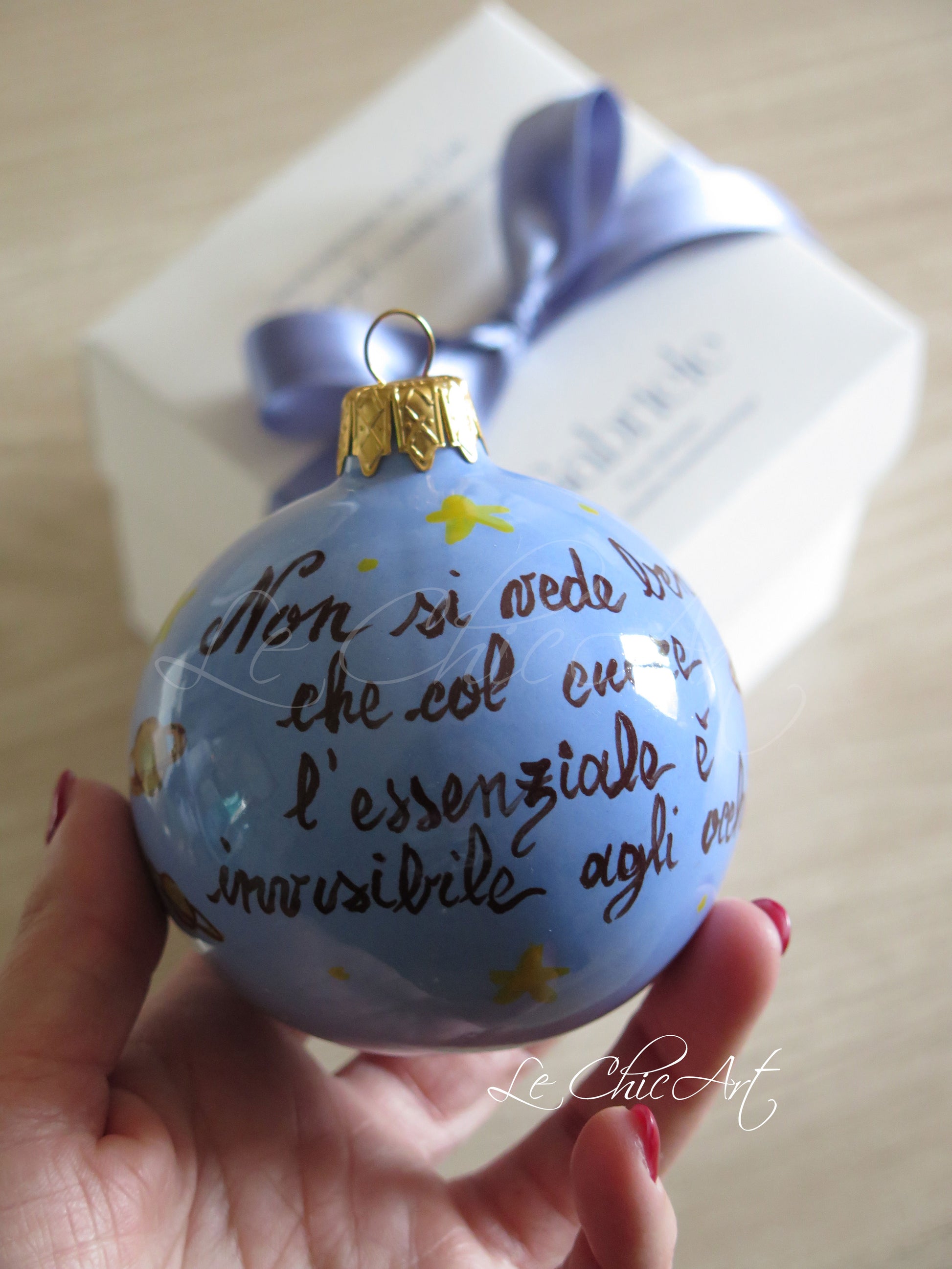 Dettaglio bomboniera natalizia Piccolo Principe con decorazione personalizzata color avio - Palla di Natale 8 cm per bomboniere battesimo