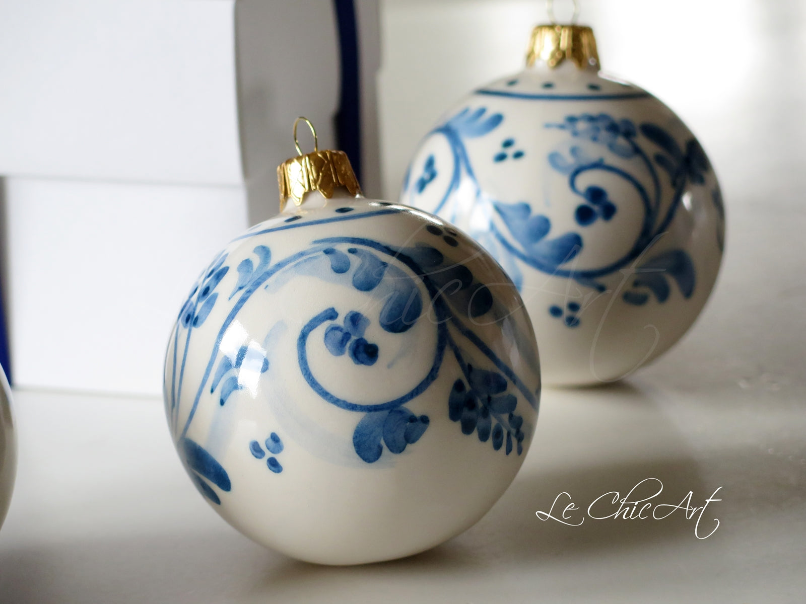 Bomboniera ceramica maiolica dipinti floreali blu intenso - Palla matrimonio luxury dipinta a mano Ø8,5cm personalizzata scatola regalo