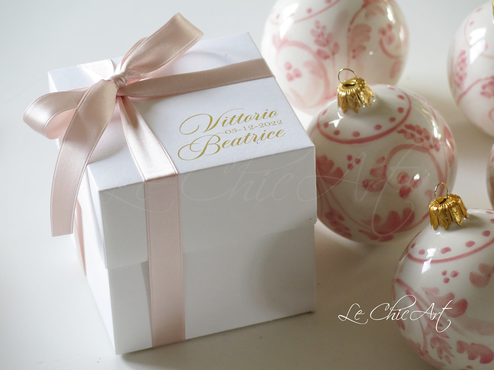 Dettaglio palla ceramica motivi floreali rosa cipria artistica - Bomboniera matrimonio battesimo luxury personalizzata nome dipinta a mano