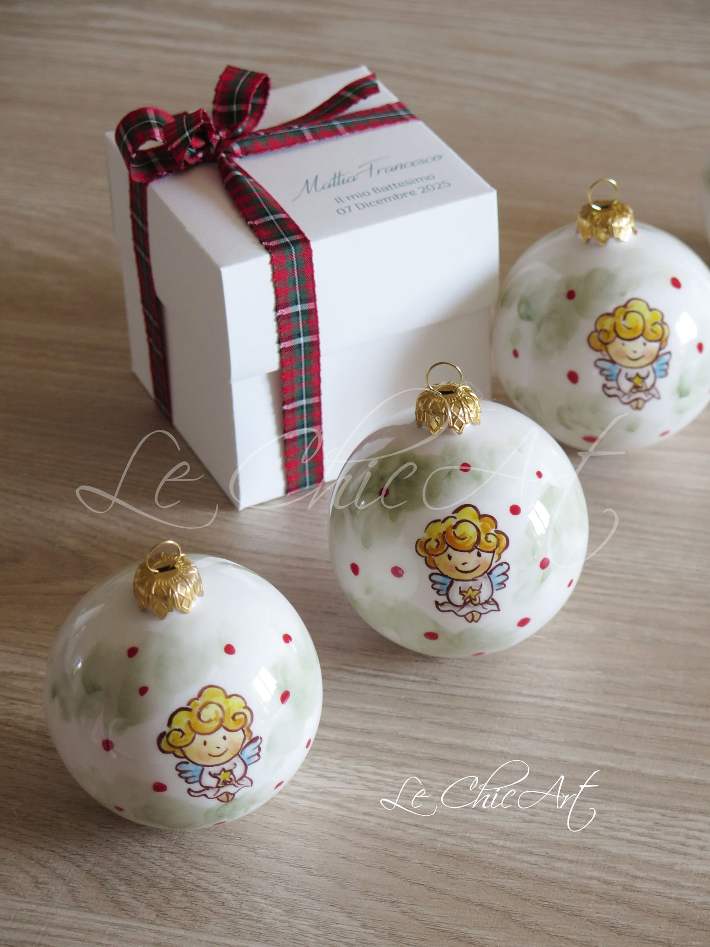 Bomboniera battesimo natalizio palla vetro 8cm dipinta a mano angioletto verde salvia pois rossi scatola bianca nastro tartan scozzese Made in Italy – Le ChicArt
