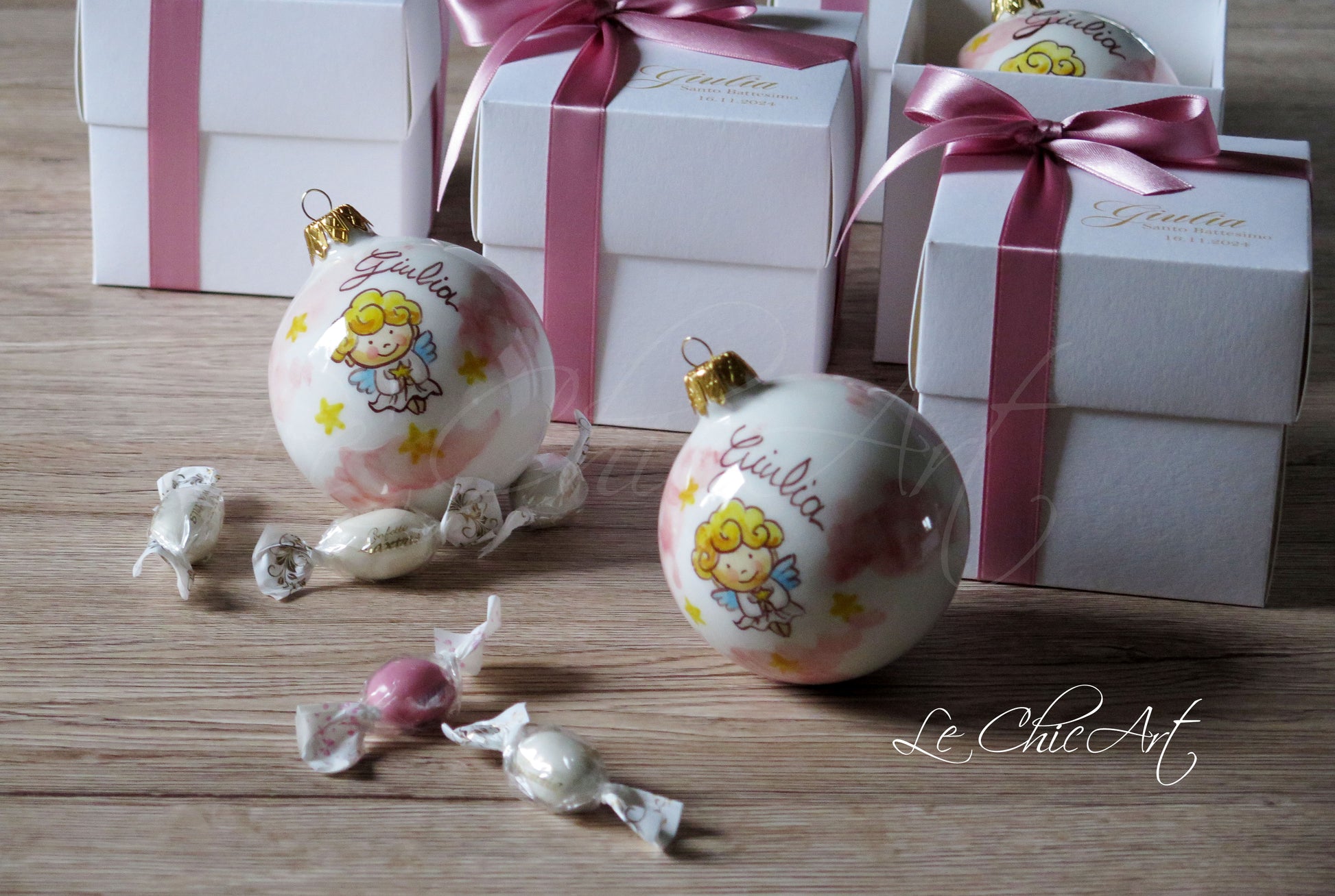Bomboniera battesimo palla ceramica rosa antico con angelo dorato - Personalizzazione nome bambina Ø8,5cm dipinto a mano