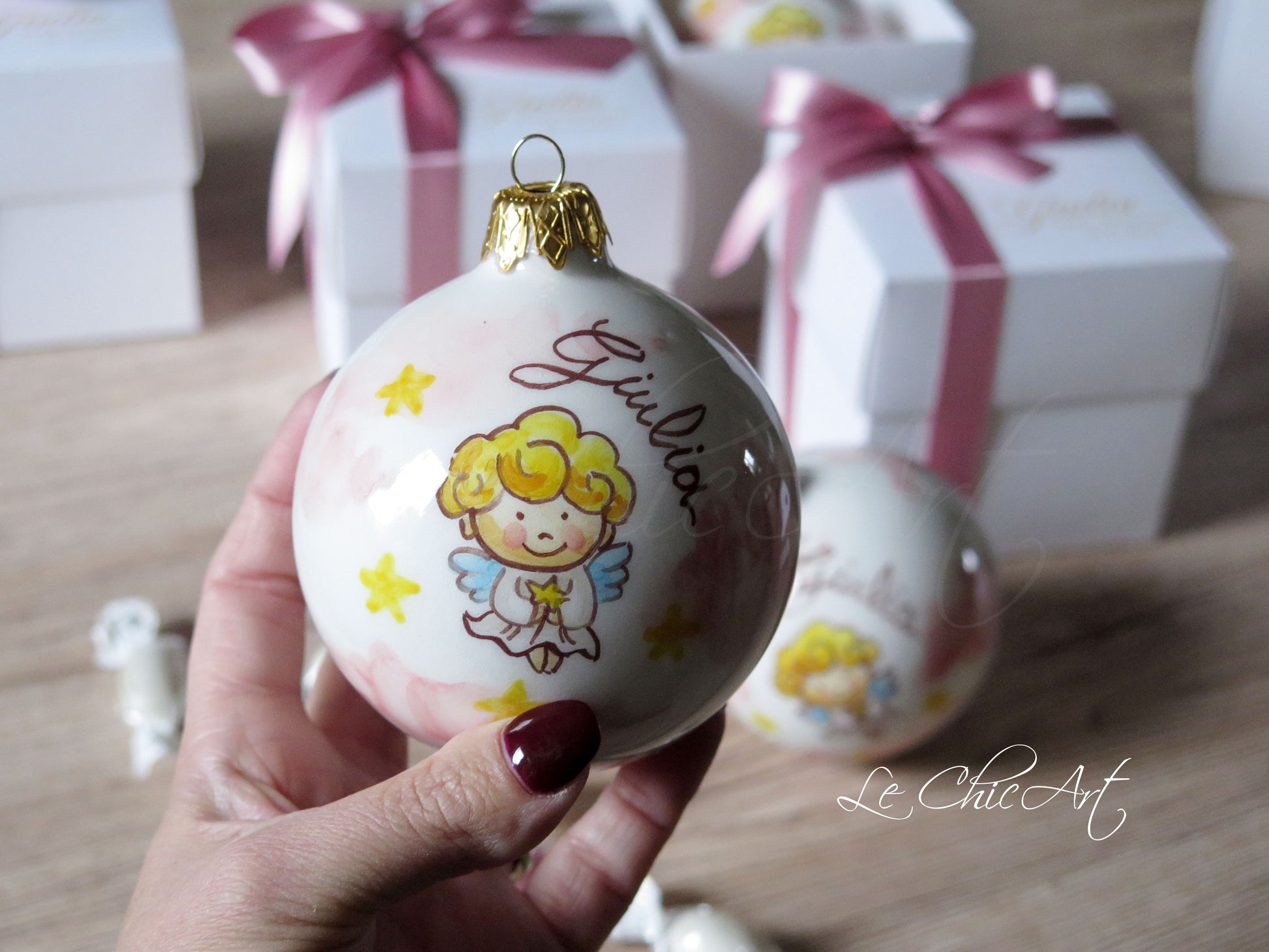 Bomboniera battesimo palla ceramica rosa antico con angelo dorato - Personalizzazione nome bambina Ø8,5cm dipinto a mano