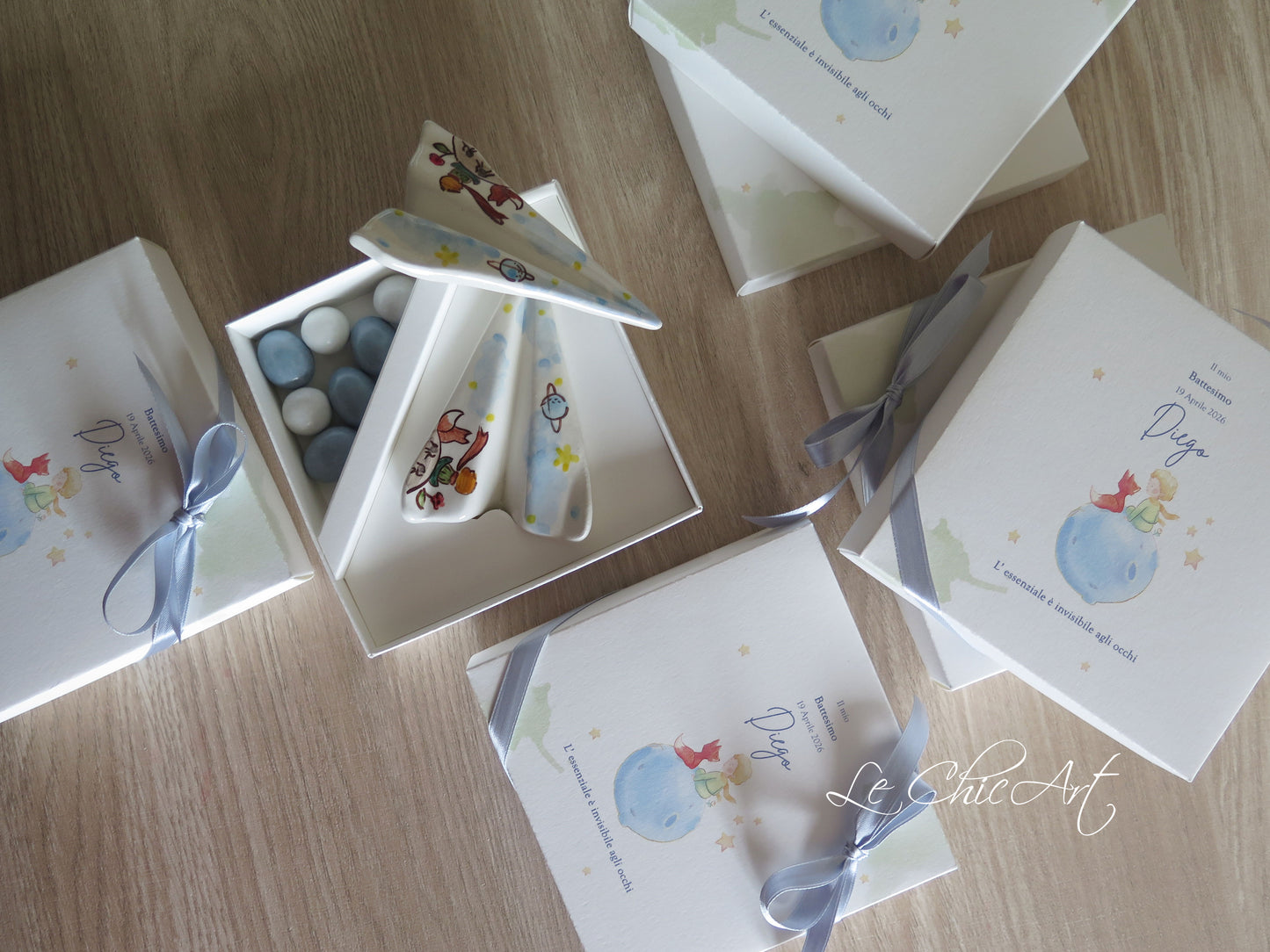 Bomboniera battesimo bambino aeroplano ceramica azzurro polvere dipinta a mano – Le ChicArt Lab