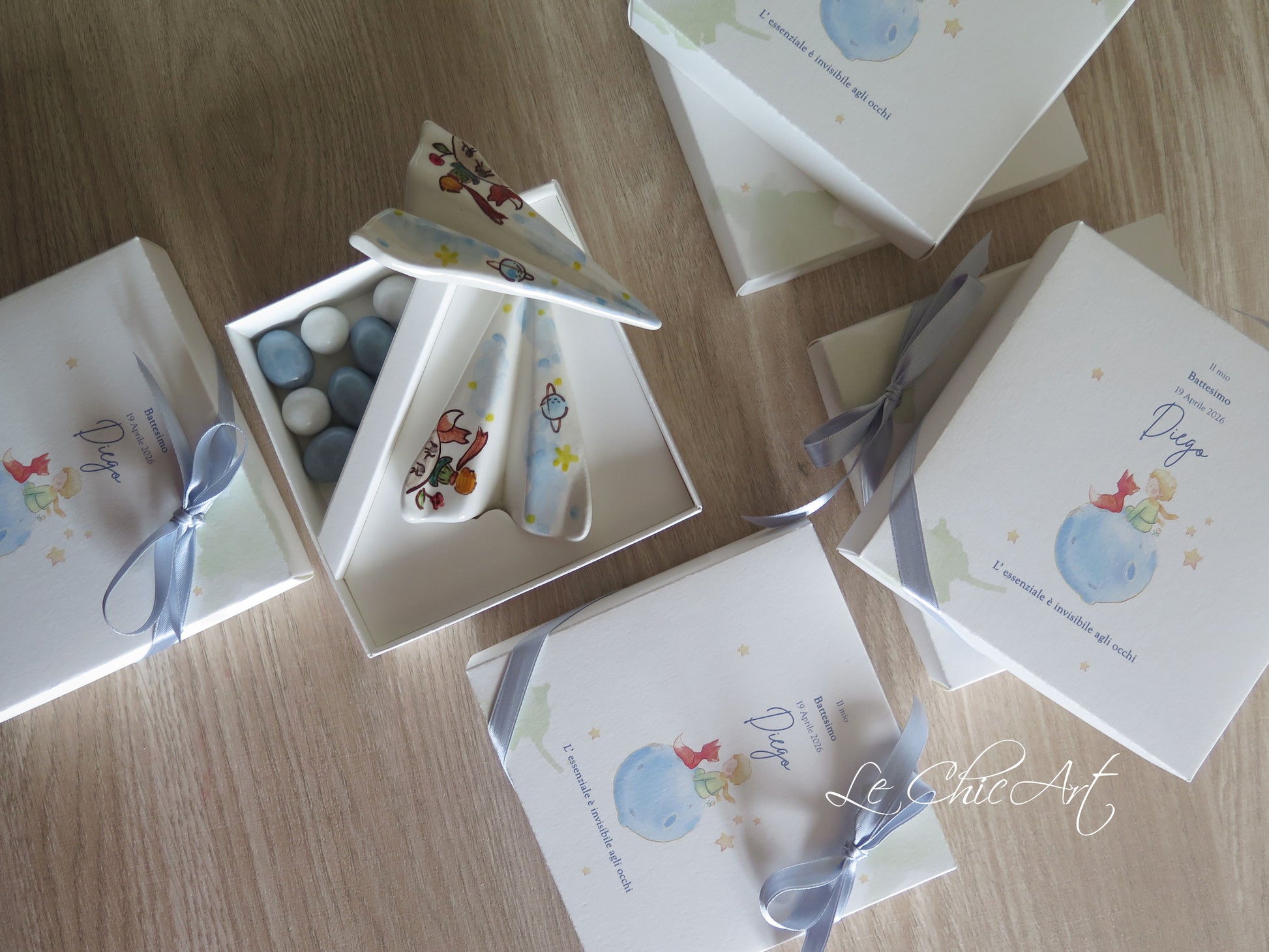Bomboniera battesimo bambino aeroplano ceramica azzurro polvere dipinta a mano – Le ChicArt Lab