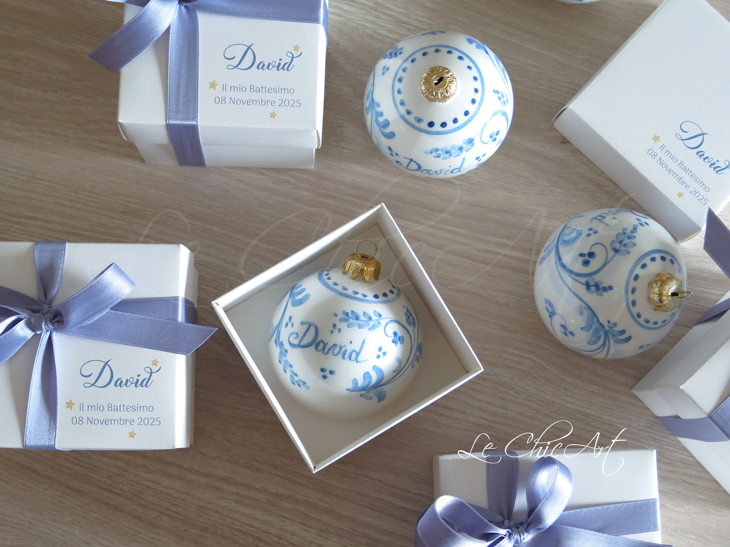 Palla natalizia in maiolica decorata a mano con fiori blu e personalizzazione nome - Bomboniera battesimo artigianale