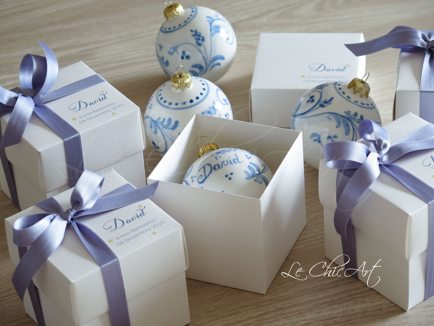 Bomboniera palla albero di Natale in ceramica maiolica con motivo floreale blu e nome - Regalo battesimo personalizzato