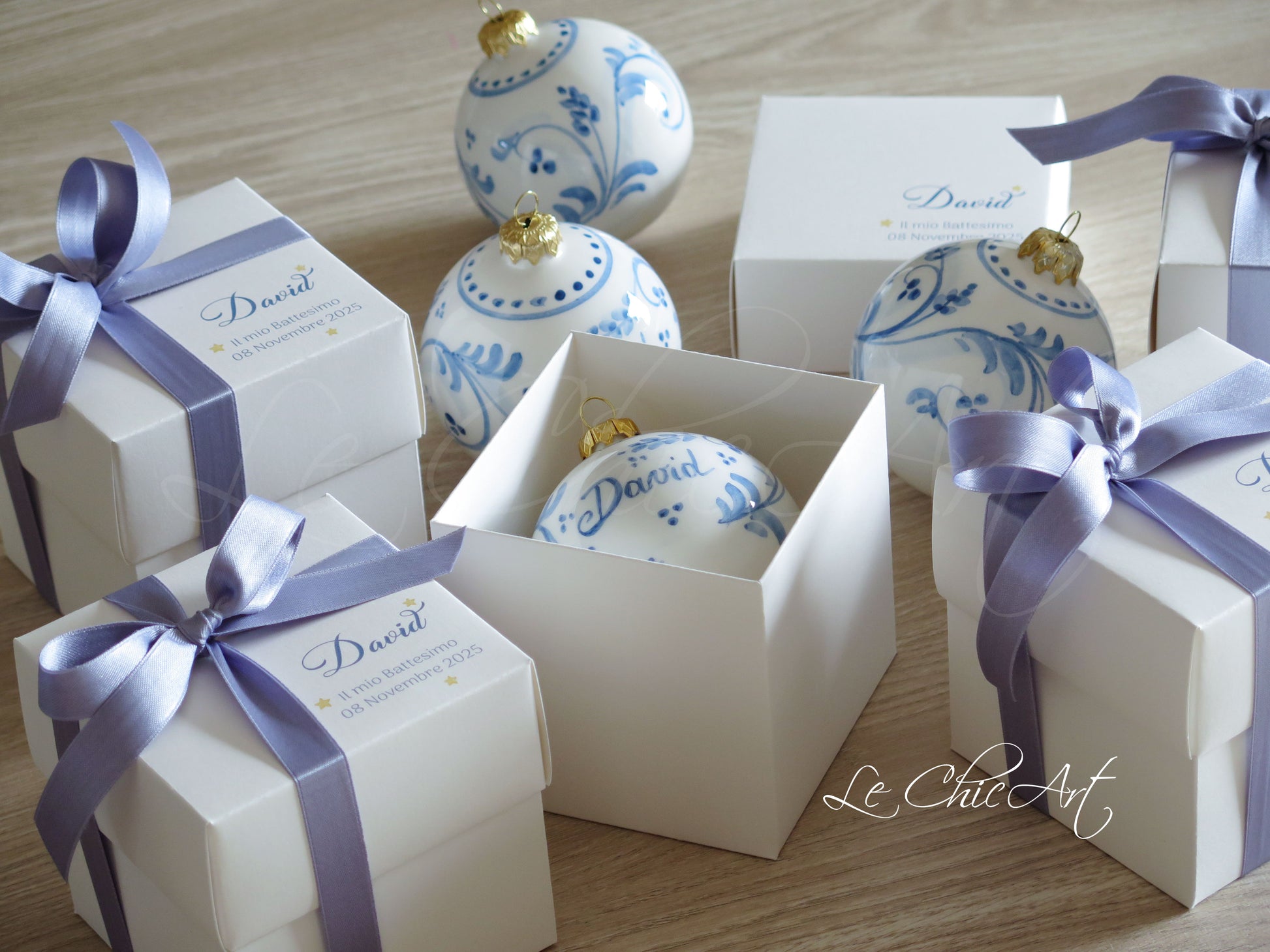 Bomboniera palla albero di Natale in ceramica maiolica con motivo floreale blu e nome - Regalo battesimo personalizzato