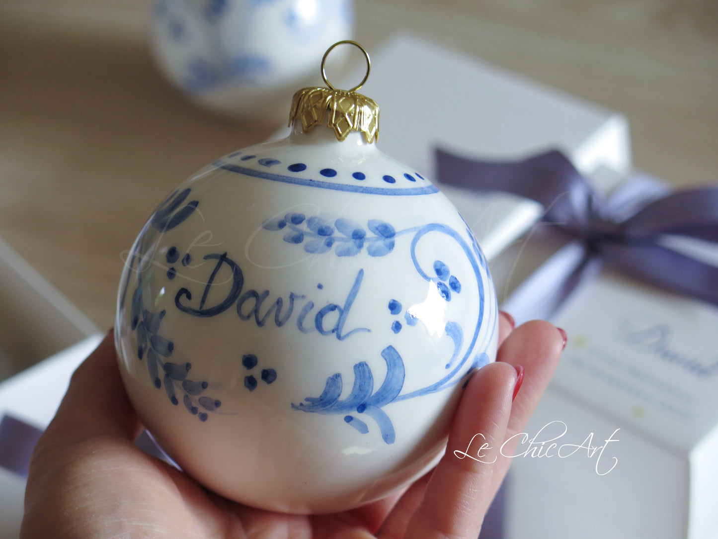 Set bomboniere palla natalizia 8 cm in ceramica maiolica con decorazione floreale blu e personalizzazione nome - Idea regalo battesimo