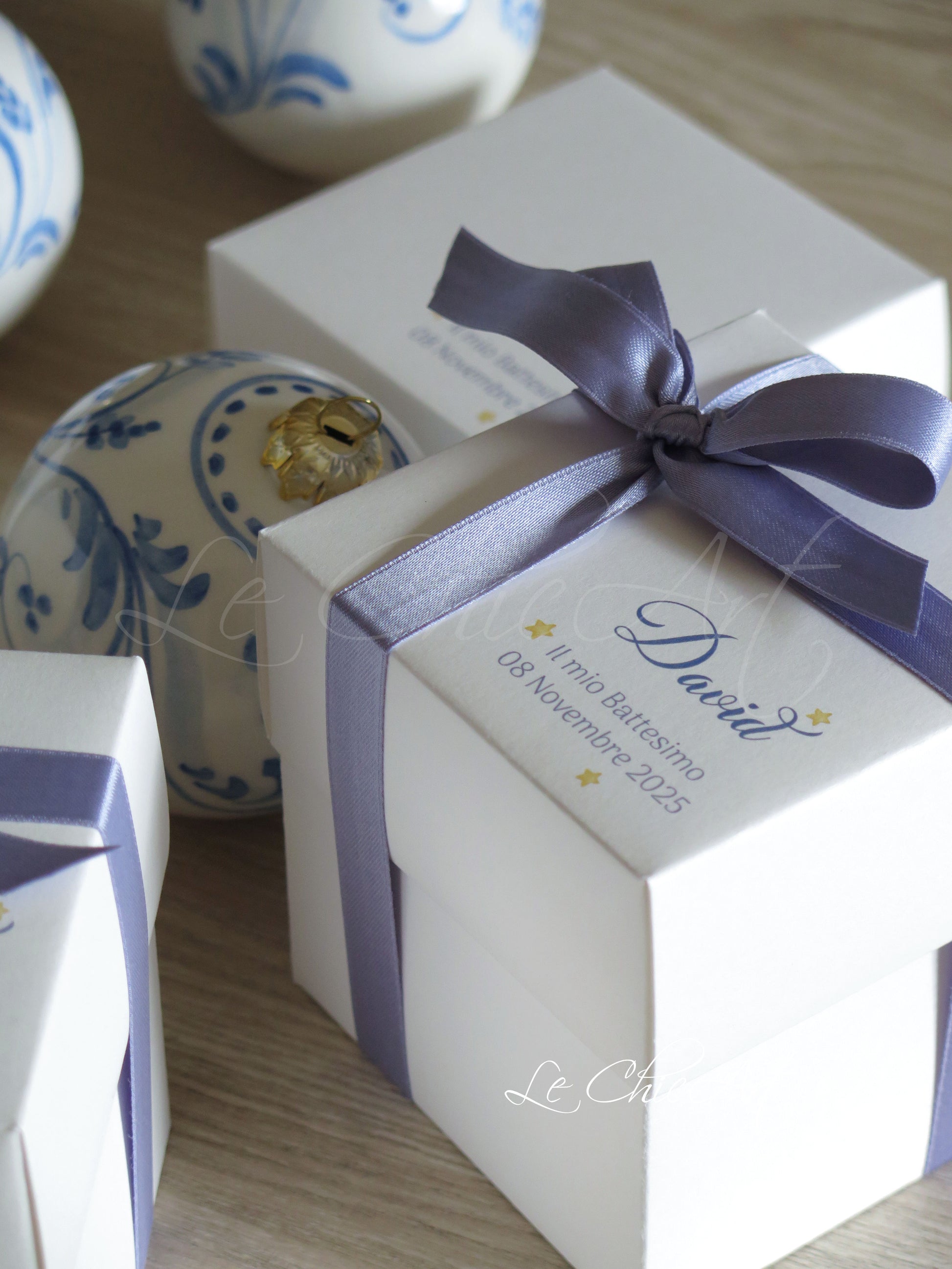 Dettaglio palla di Natale in maiolica dipinta a mano con decoro floreale blu e nome personalizzato - Bomboniera artigianale italiana