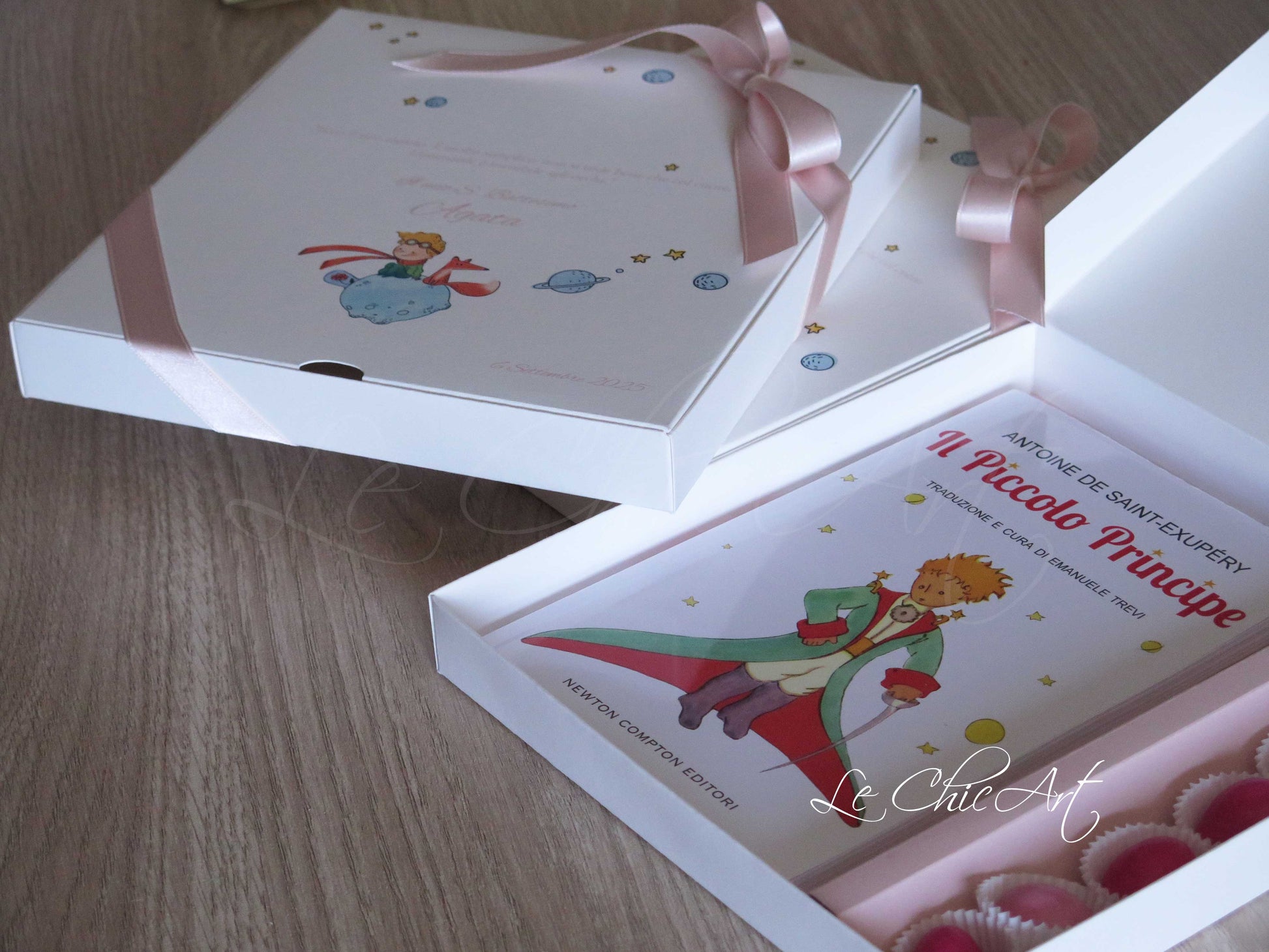 "Set 10 bomboniere battesimo rosa cipria Il Piccolo Principe - Dettaglio 7 confetti premium in pirottini carta con libro classico"
