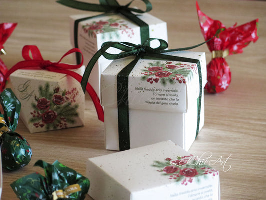 Partecipazione matrimonio natalizio scatola cubo 7x7x7cm con laminazione oro lucido e rose rosse, cioccolatino incluso, invito lussuoso elegante premium con logo Le ChicArt