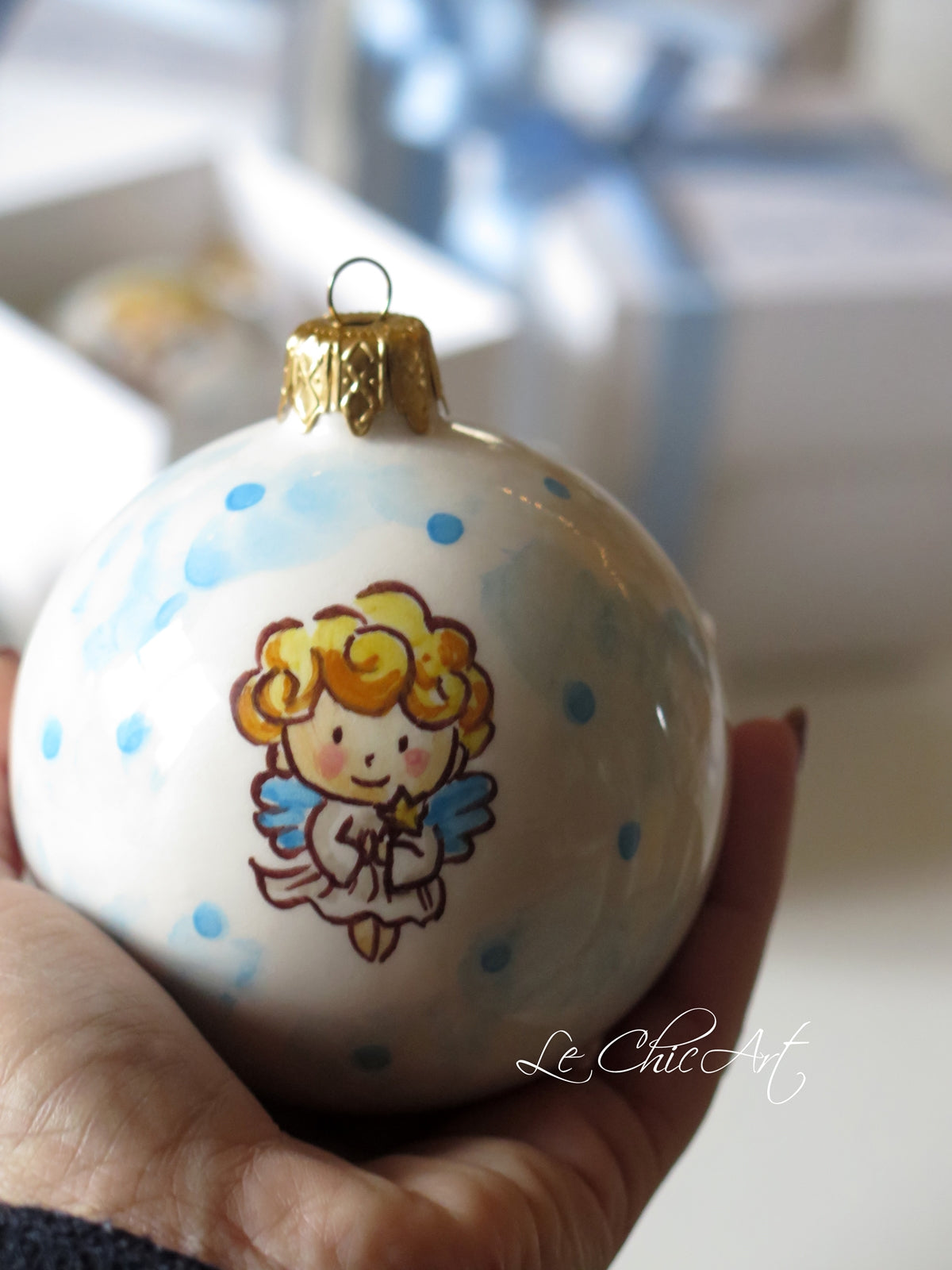 Palla ceramica battesimo bimbo dipinta a mano con angelo azzurro- Bomboniera personalizzata Ø8,5cm con scatola artigianale