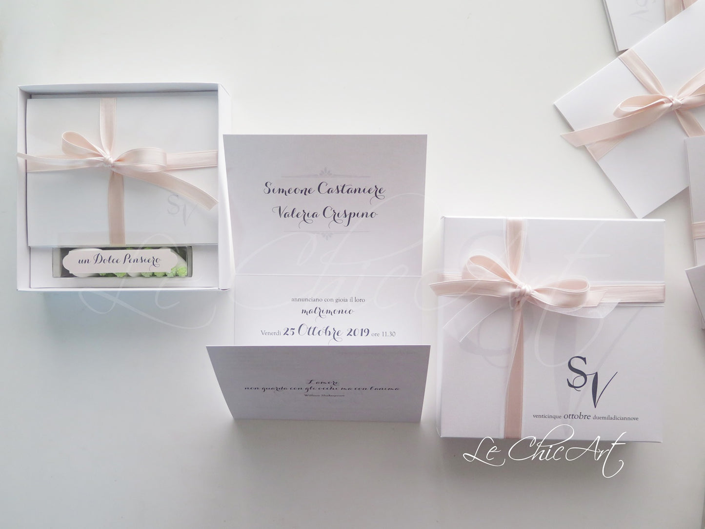 Partecipazione matrimonio luxury in scatola rosa cipria aperta - Dettaglio confezionamento con velo organza bianca, confetti cereali e partecipazione a 2 pieghe personalizzata
