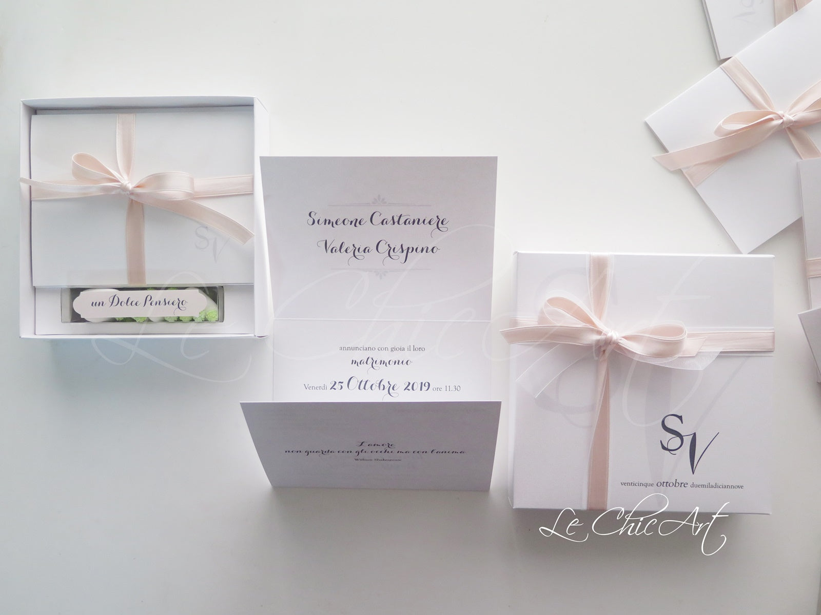 Partecipazione matrimonio luxury in scatola rosa cipria aperta - Dettaglio confezionamento con velo organza bianca, confetti cereali e partecipazione a 2 pieghe personalizzata
