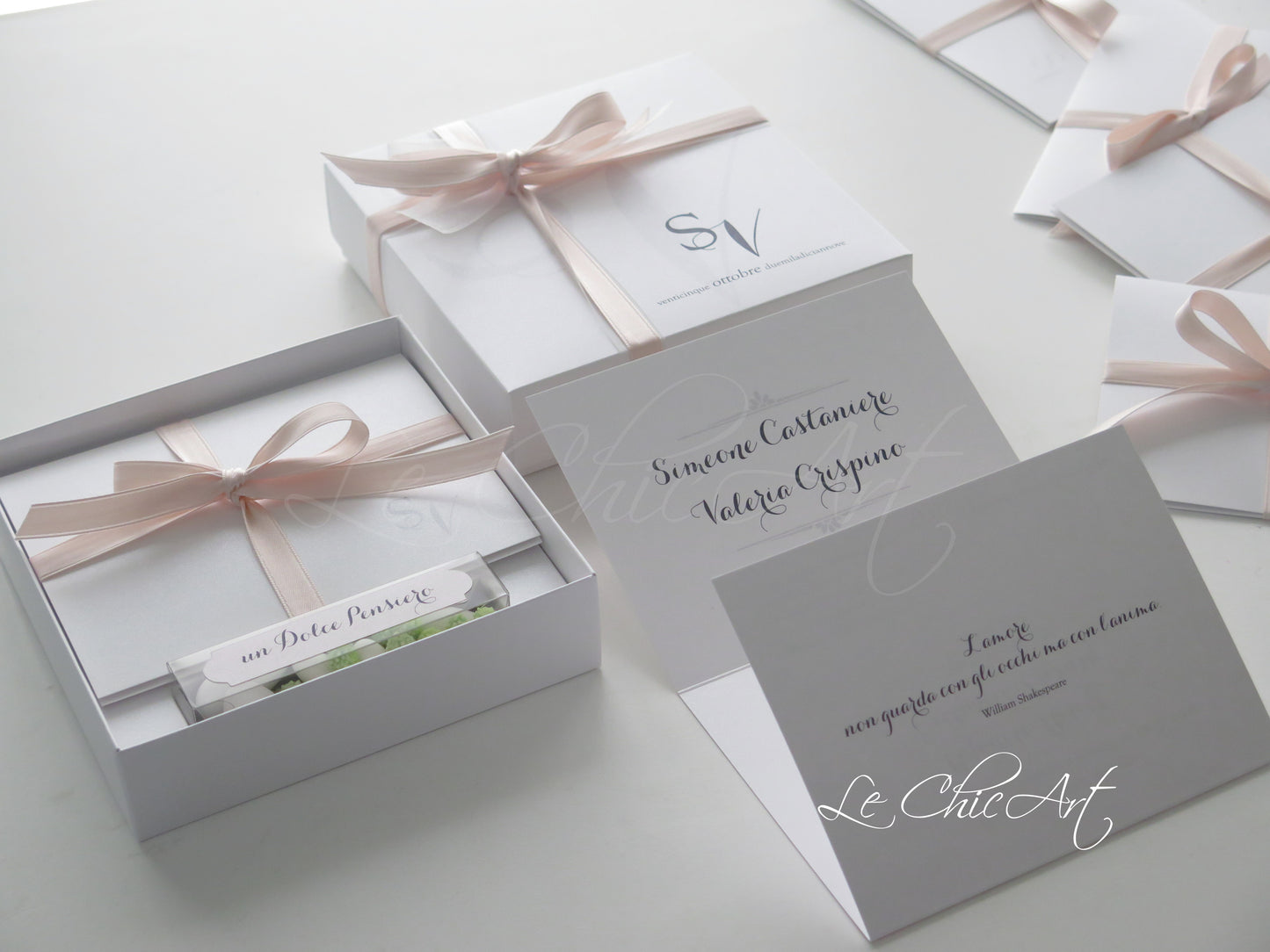 Set 10 partecipazioni matrimonio luxury box rosa cipria con confetti inclusi - Scatola elegante 14x14cm personalizzata con iniziali sposi e nastro doppio raso
